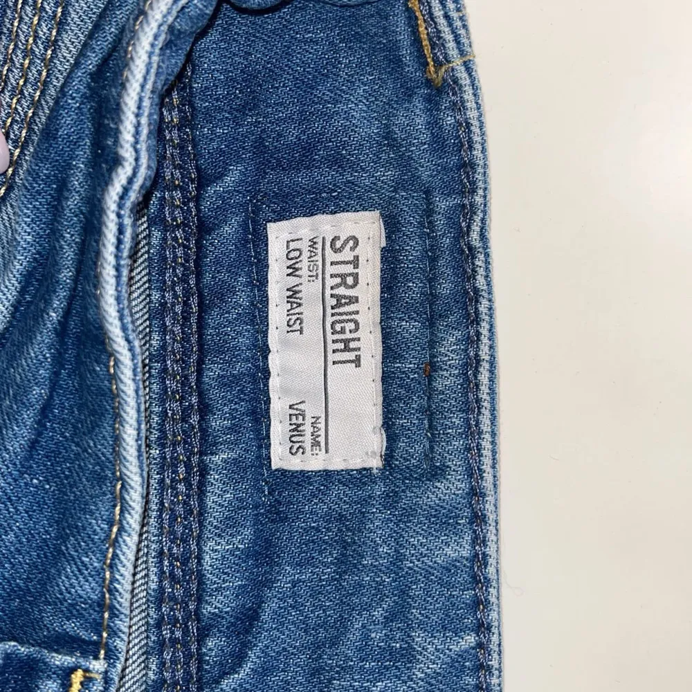 Säljer ett par snygga blå jeans från Pepe Jeans i storlek 27. De har en straight passform och är lågmidjade, perfekt för närsomhelst. Jeansen är i bra skick och har super snygga detaljer på fickorna. Perfekta för vardagsbruk!. Jeans & Byxor.