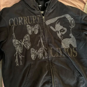 Rhinestone hoodie ben livermore  - Rhinestone hoodie från Ben Livermore, köpte för ca 1000 kr. Bra skick , skriv för frågor ❤️‍🔥