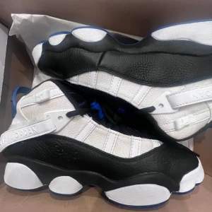 Jordan MVP (GS) i svart och vit - Säljer ett par Jordan MVP (GS) sneakers i svart och vit. De har en cool design med svart läder och vita detaljer. Perfekta för både vardag och sportiga tillfällen. Skorna är i nytt skick och kommer i originalkartong.