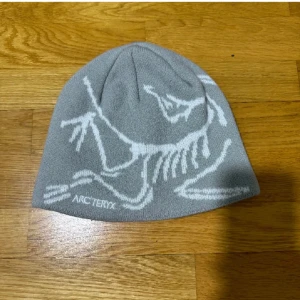 Arc Teryx Mössa - Grå Arc Teryx Mössa. Osäker på om den är äkta.