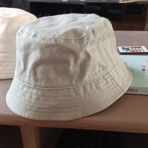 Grön buket hat - Tror jag köpte den från H&M men kommer inte ihåg, har bara provat och aldrig använd.
