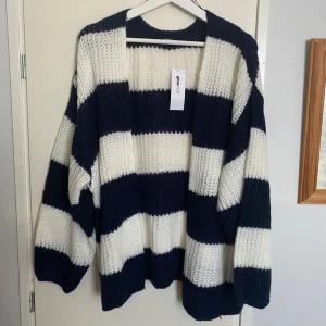 Stickad kofta från Gina Tricot - Mysig kofta från Gina Tricot i vitt och marinblått. Koftan är ny med prislappa och aldrig använd. Hör sv er för fler bilder eller vid frågor. Lämna gärna egna prisförslag❤️