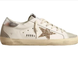 Golden goose - Jätte fina Golden goose i dam modell, storlek 40, dom är i väldigt fint skick❣️ finns mer bilder!