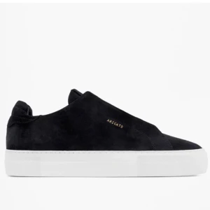 SÖKER Axelarigato skor - jag !SÖKER! Ett par axelarigato skor dam i   modellen ovan, helst andväna fint , jag kan göra ett byte med ett par Moonboots med värde på(1 800 kr) om man kollar min profil🤍I storlek 37 eller 38🤍