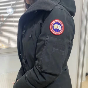 Canada goose  - Säljer min svarta canada goose jacka som är perfekt för kalla vinterdagar, den är i bra skick och håller dig varm. Jackan har gått ut ur sortimentet vilket gör den unik. Storlek XS. Har en liten defekt på armarna som går att fixa hos skräddaren.❄️