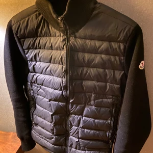 Moncler Cardigan - Säljer denna moncler cardigan i fint skicka, hör av er vid frågor!