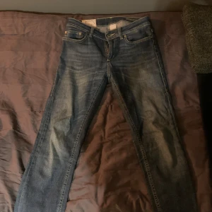 Dondup jeans - Säljer ett par snygga blå jeans från Dondup. De är i bra skick med en bekväm passform. Perfekta för både vardag och fest! Tillverkade i Italien för en touch av lyx. Storleken är 29 men om man ska översätta till vanliga jeans storlekar är det 29/30. Dom sitter som slim/straight 