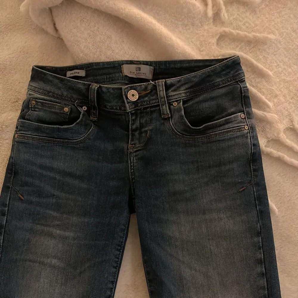 säljer dessa supersnygga jeans! köpta för 900 på zalando 🫶 midjemått: 35cm innerbenslängd: ca 75cm 💘. Jeans & Byxor.