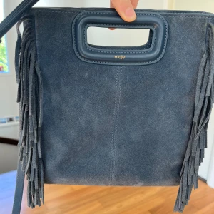 Blå mockaväska från Maje - Superfin blå mocka väska från Maje. Köpt i Paris för orginalpris ca 2200kr. Små defekter av användning men inga skador.                                               Orginalpåse med kvitto ingår💕