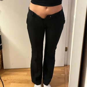 Svarta low waist boot cut kostymbyxor från Bik Bok - Säljer ett par stilrena svarta kostymbyxor från Bik Bok. De är lågmidjade med boot cut design. De är i strl 36 men är små i storleken. Jag är 170 och bär ofta S/M