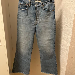 Levis jeans ribcage crop flare - Levis jeans i modellen ribcage crop flare. Modellen är hög i midjan och ankel längd ner till på mig som är 162 cm. Säljer då dem är för små för mig💕