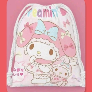 Supersöt & Mjuk Påse - My Melody - Söt & SuperMjuk påse med My Melody, påsens mått är 16×14cm Förvara småsaker i den. 🎀Titta igenom alla mina upplagda & köp fler saker i Bundle för att spara på frakten & få allt du köpt i ett & samma paket🎀 För att köpa med Bundle så får du först trycka i "Köp med bundle" sedan väljer du ut allt du vill köpa för att få allt på samma frakt = Billigare 👌 Om du däremot köper fler varor i olika köp blir det egen frakt för varje köp. Önskar du swisha mej, meddela mej vad du vill köpa så ordnar vi det