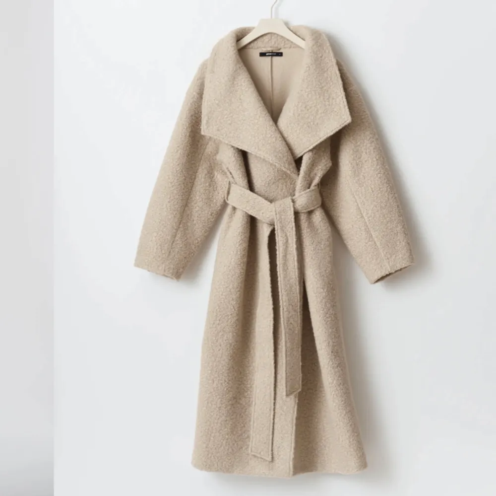 Säljer en supermysig beige teddyjacka från Gina Tricot i storlek S. Modellen heter ”soft belted long coat” och är helt slutsåld. Kappan är lång och har ett bälte i midjan för en snygg passform. Den är i nytt skick, helt oanvänd med prislapp kvar. 💕. Jackor.