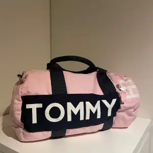 En liten duffelbag (skriv för mått) från Tommy Hilfiger i fint skick!