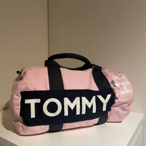 Hilfiger duffel bag  - En liten duffelbag (skriv för mått) från Tommy Hilfiger i fint skick!