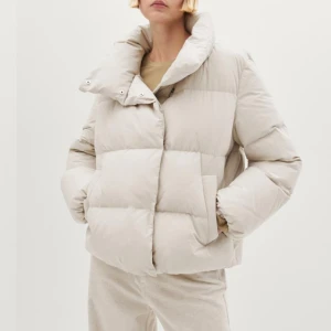 Vit/Beige Pufferjacka-Massimo Dutti - Säljer en supermysig pufferjacka. Mycket bra skick, skriv privat för fler bilder❤️Använd en säsong, nypris 1800 men pris kan diskuteras 