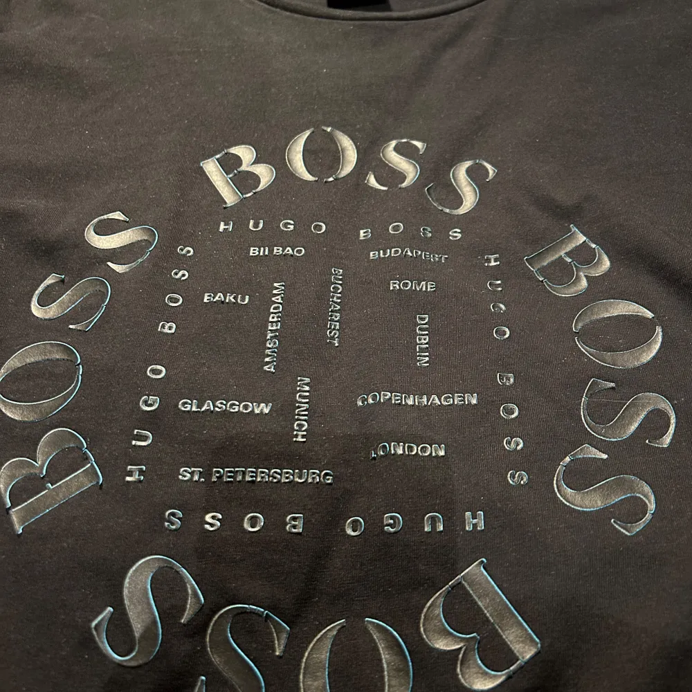 Säljer en svart t-shirt från Hugo Boss i mycket bra skick. skicket ligger på 8/10, och är i storlek M. Säljer den för 299, bara skriva för fler frågor/bilder😀. T-shirts.