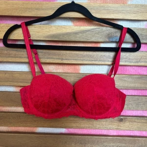 Röd spets-BH från H&M - Säljer en snygg röd BH från H&M i storlek 75C. 💓