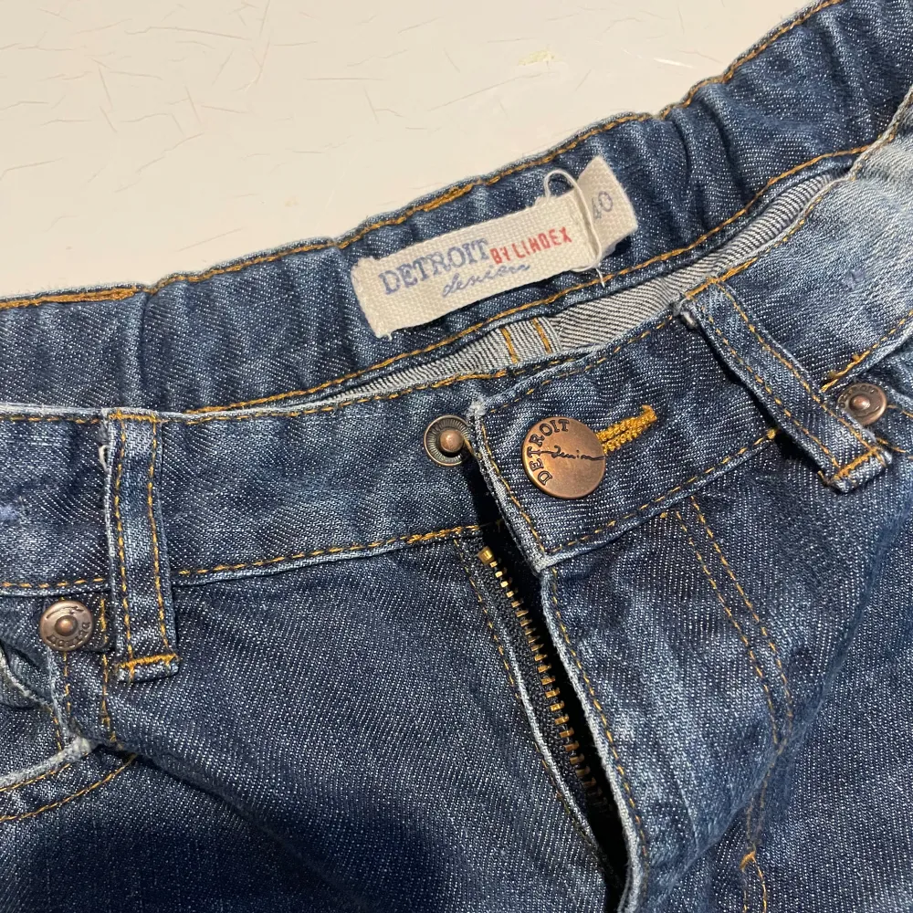 Säljer ett par snygga blå jeans från Detroit i bra skick. De har en klassisk straight fit och är perfekta för vardagsbruk. Jeansen har en lätt slitning för en cool look och är tillverkade i slitstarkt denim. Perfekta för både höst och vår!. Jeans & Byxor.