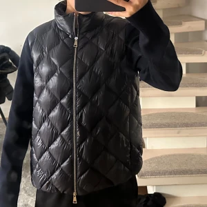 Moncler cardigan - Säljer denna snygga moncler cardigan i marinblå🥰 köptes i butik förra året för ca 9000. Storlek 1 vilket motsvarar s. Pris kan diskuteras vid snabb affär och den är såklart äkta, skriv om ni har funderingar 