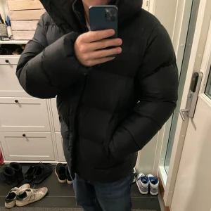 Hagglöf dunn jacka - Säljer min svarta haglöfs jacka då jag tröttnat på den. Skit snygg å jätte varm jacka. M men lite stor. Finns ett litet håll på vänster arm men inget man märker. Skriv för mer info eller bilder, pris kan diskuteras