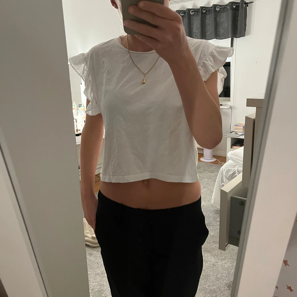 Vit croppad topp med volangärmar