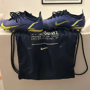 Tja,säljer nu mina Nike mercurial elite fotbollskor skorna är i gott skick och använda typ en halv sesong ni får också med en elite bag. Skriv och fråga om mer bilder om ni vill ha. 