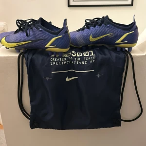 Nike Mercurial fotbollsskor - Tja,säljer nu mina Nike mercurial elite fotbollskor skorna är i gott skick och använda typ en halv sesong ni får också med en elite bag. Skriv och fråga om mer bilder om ni vill ha. 