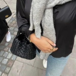 Svart flätad handväska - Säljer en superfin svart handväska i flätat mönster. Bra plats och den är i bra skick. Passar både till vardags och fest. 🩷