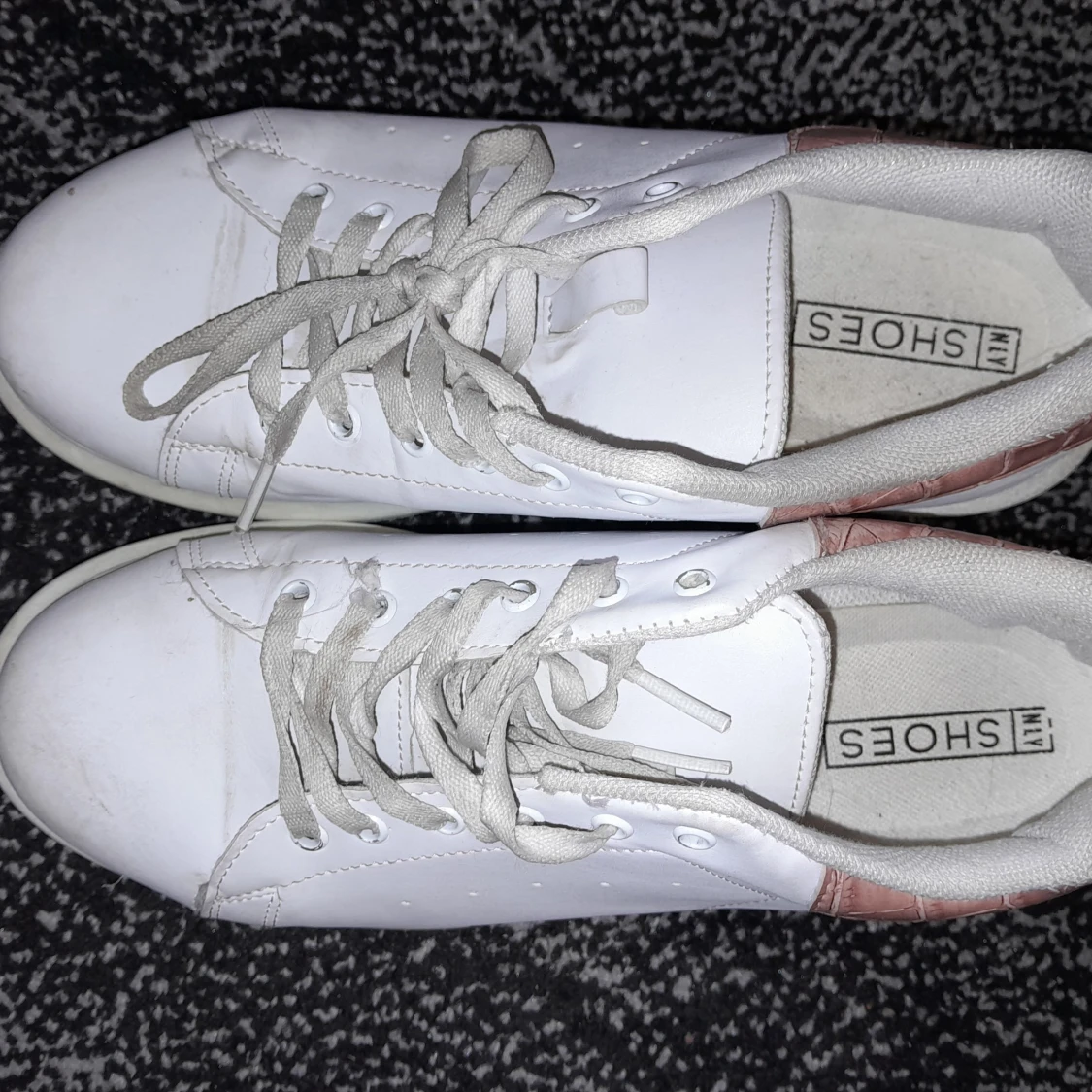 Vita sneakers med rosa detaljer - 92