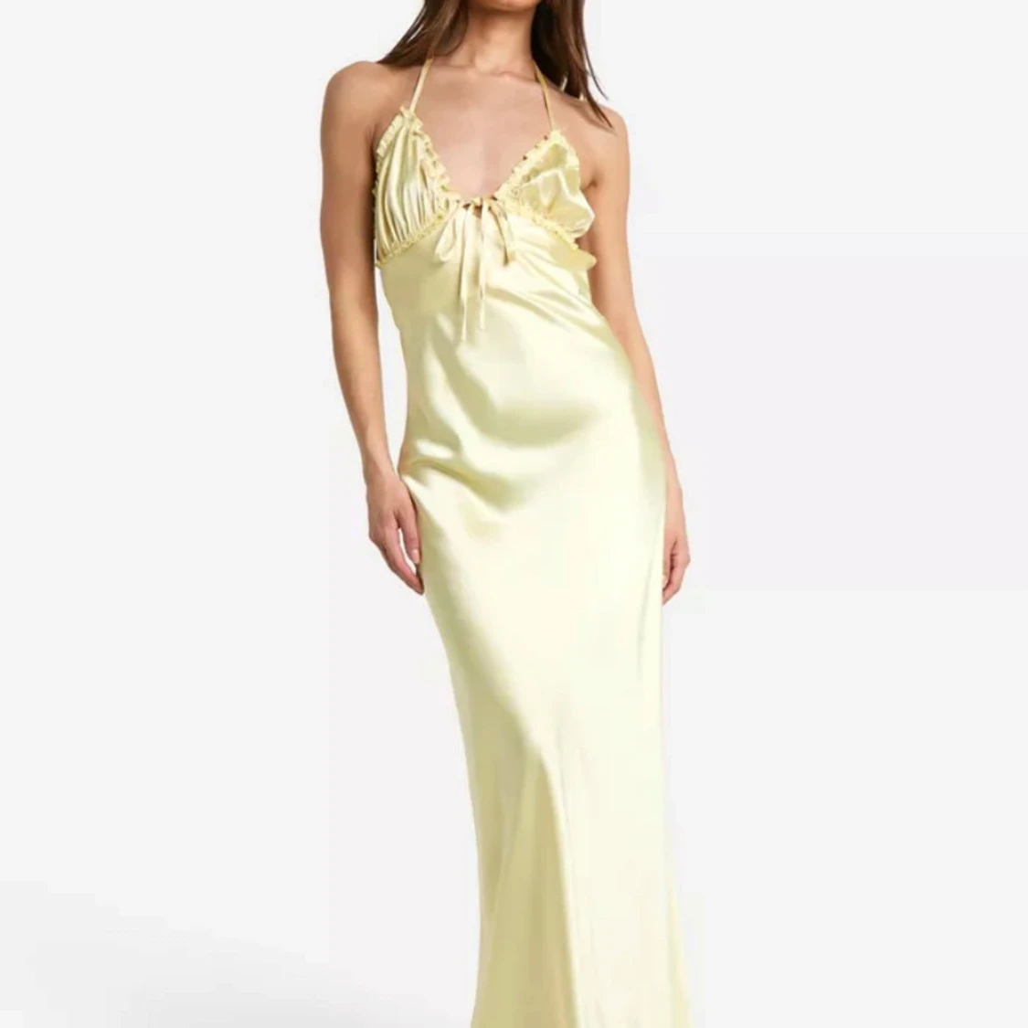 Gul axelbandslös klänning från Boohoo