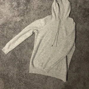 Kashmir hoodie - Säljer nu min Kashmir hoodie som är i riktigt bra skick, använd 4-5 gånger. Säljer pga den är lite för liten för mig. Storlek M. Vid frågor o funderingar är de bara o höra av sig!