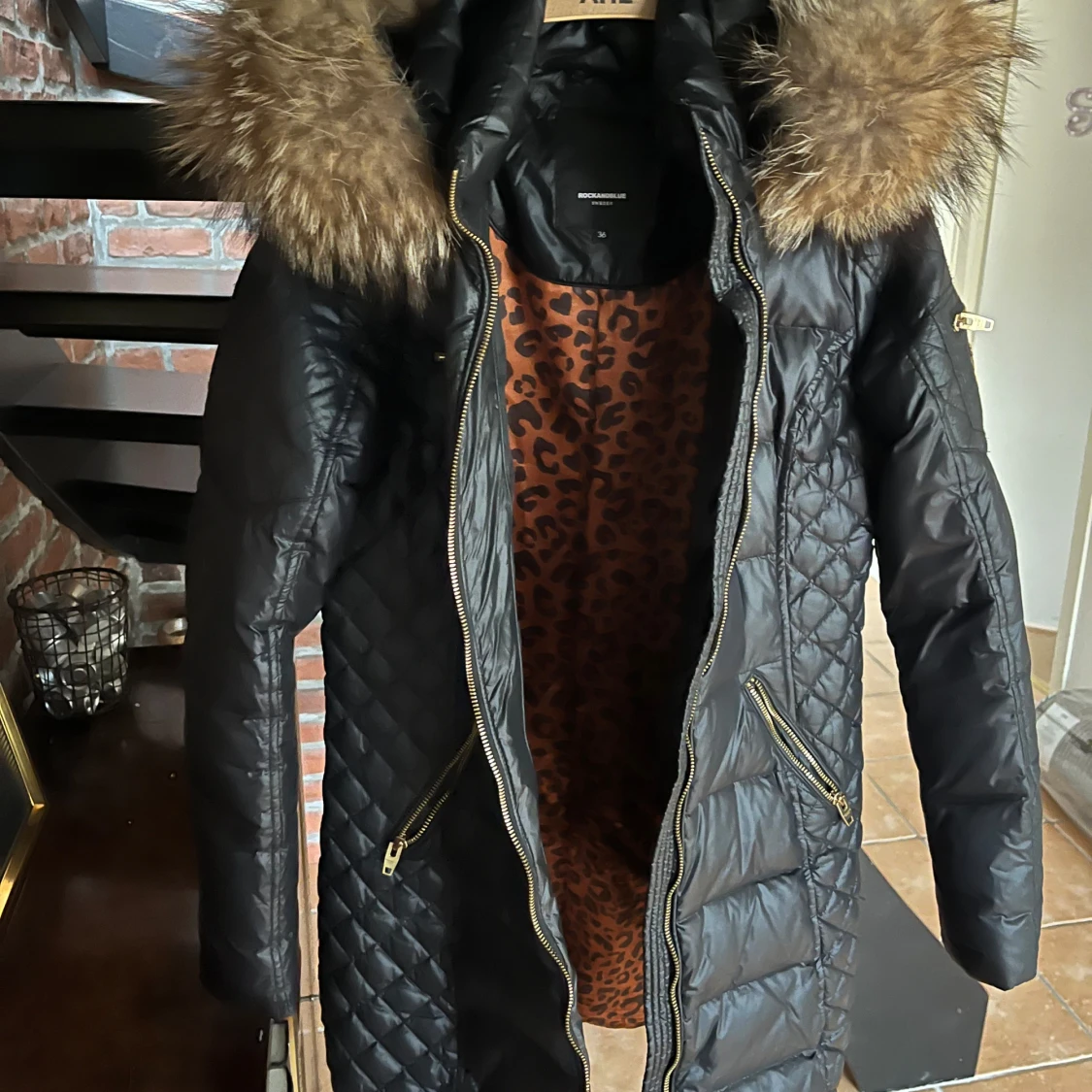 Svart dunjacka med äkta päls  - 92