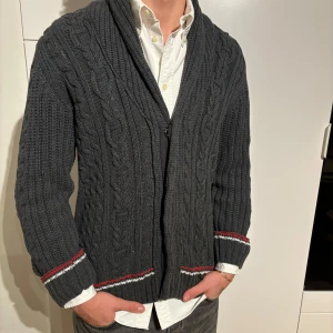 Mörkgrå stickad kofta från H&M M - Grå kofta från märket H&M, storlek M. Bra använt skick, inga defekter. Modell på bild är 182/67kg. Hör av dig vid eventuella frågor! Mvh CAVI