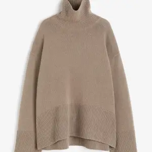 Säljer en polotröja i kashmirmix från H&M premium selection. Den är i storlek M men passar xs-L beroende på hur man vill att den ska sitta. Väldigt fint skick. Köpt för 1799 kr. Finns ej kvar att köpa på hemsidan. 