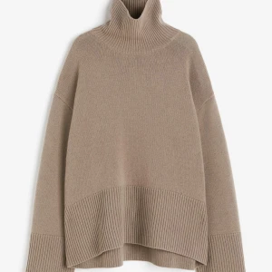 Kashmirtröja - Säljer en polotröja i kashmirmix från H&M premium selection. Den är i storlek M men passar xs-L beroende på hur man vill att den ska sitta. Väldigt fint skick. Köpt för 1799 kr. Finns ej kvar att köpa på hemsidan. 
