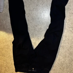  byxor från Emporio Armani - Marinblåa emporio armani byxor. Nypris ca 1800-2700 kr mitt pris 600 kr. Storlek 34/34, condition 6/10