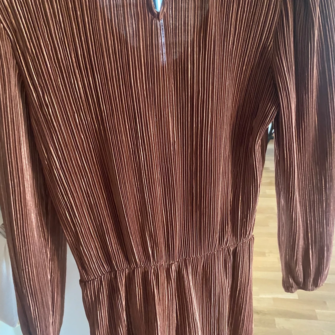 Brun plisserad klänning från Inside - 92