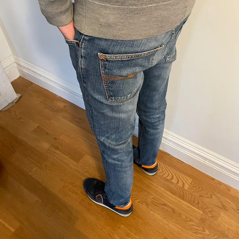 Nudie jeans Grim Tim | Skick: 8,5/10 | Strl W29 L32 (passar 29/30) | Modellen är 180cm | Hör av dig om du undrar någonting!. Jeans & Byxor.