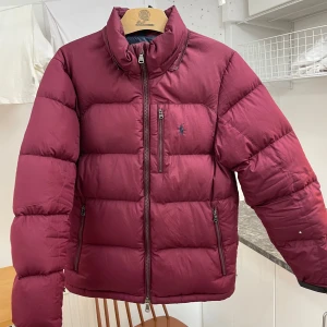 Ralph Lauren dunjacka - Säljer en vinröd dunjacka från Ralph Lauren storlek M i bra skick. Perfekt för höst och vinter, men har ett litet hål på ärmen. Passar både till vardags och lite finare tillfällen. Skriv i PM vid minsta fråga. BVSA