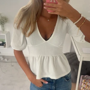 Vit blus med v-ringning - Säljer en superfin vit blus med v-ringning och trekvartsärmar. Perfekt för både vardag och fest!