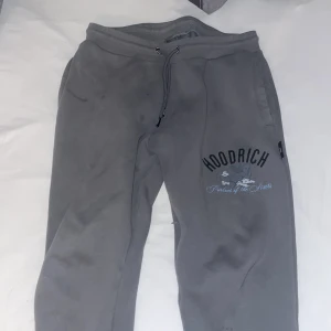 Grå mjukisbyxor från Hoodrich - Säljer ett par grå mjukisbyxor från Hoodrich i bra skick. De har snörning i midjan och texten 'From Nothing To Something' tryckt längs benen. Perfekta för en avslappnad stil eller träning. Storlek M, jag är 190 och kan ha på mig dom som vanligt. Kan nog gå ner i pris!