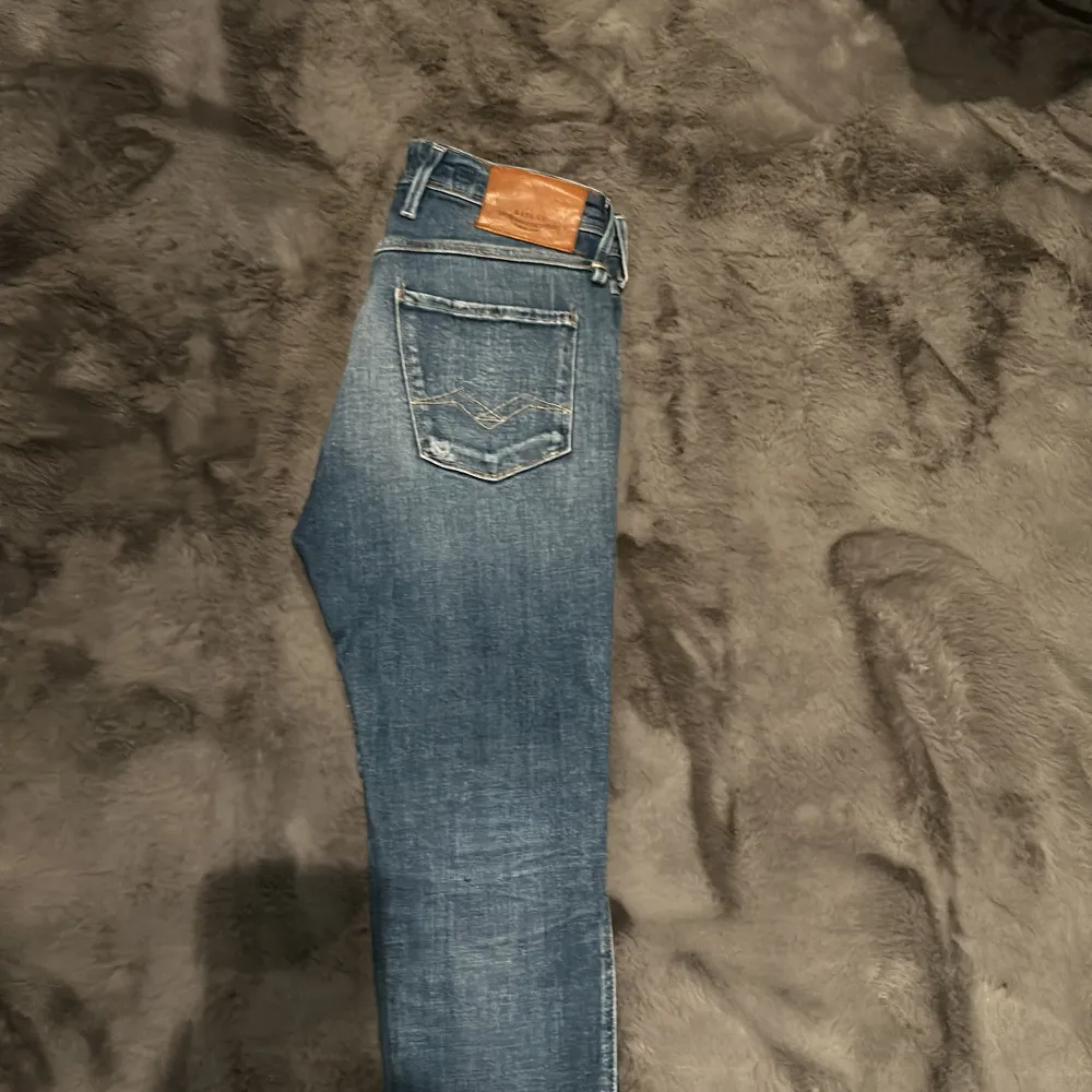 Tja. Säljer ett par replay jeans i super slim fit men sitter mer som slim. Dom är org strlk 30x32 men har sytt upp dom i butik så nu är dom 30x30. Skick 9/10 väldigt sparsamt använda.. Jeans & Byxor.