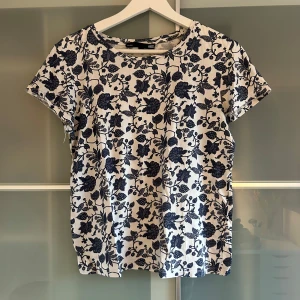 Blommig t-shirt - Den är använd men finns inga anmärkningar. 
