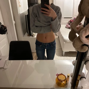 Lågmidjade Blå jeans med bootcut - Säljer ett par snygga blå jeans i bootcut-stil. De är i bra skick och har bara andvänts cirka 4 gånger. De är lite slitna längst ner vid benen då dom är lite för långa (jag är 163). Storleken är 38 men jag skulle säga att dom passar någon som är XS-XXS. Köpte för typ 770kr men säljer för bara 499