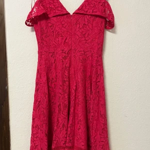 Rosa spetsklänning från Comma - Säljer en superfin rosa spetsklänning från Comma i storlek 36. Klänningen har en vacker offshoulder-design och är perfekt för festliga tillfällen. Den har en dragkedja i ryggen och är gjord i ett härligt spetsmaterial som ger en romantisk känsla. Passar perfekt till sommarens alla fester! 🌹