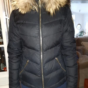 Rock and blue jacka storlek 36 i gott skick - Jag säljer min fina varma Rock and blue jacka som är använd men väl omhändertagen och i gott skick. Inköpspris 2300 kr