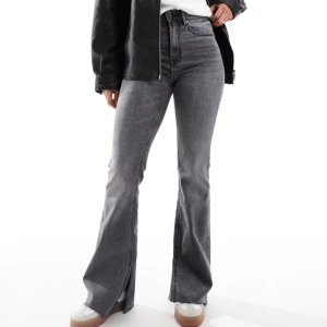 Stradivarius grå flare jeans - Säljer ett par snygga grå flare jeans som är aldrig använda, i helt ny skick! Är 1.63cm lång och de passar mig perfekt. Ord pris 429kr, säljer för endast 120kr