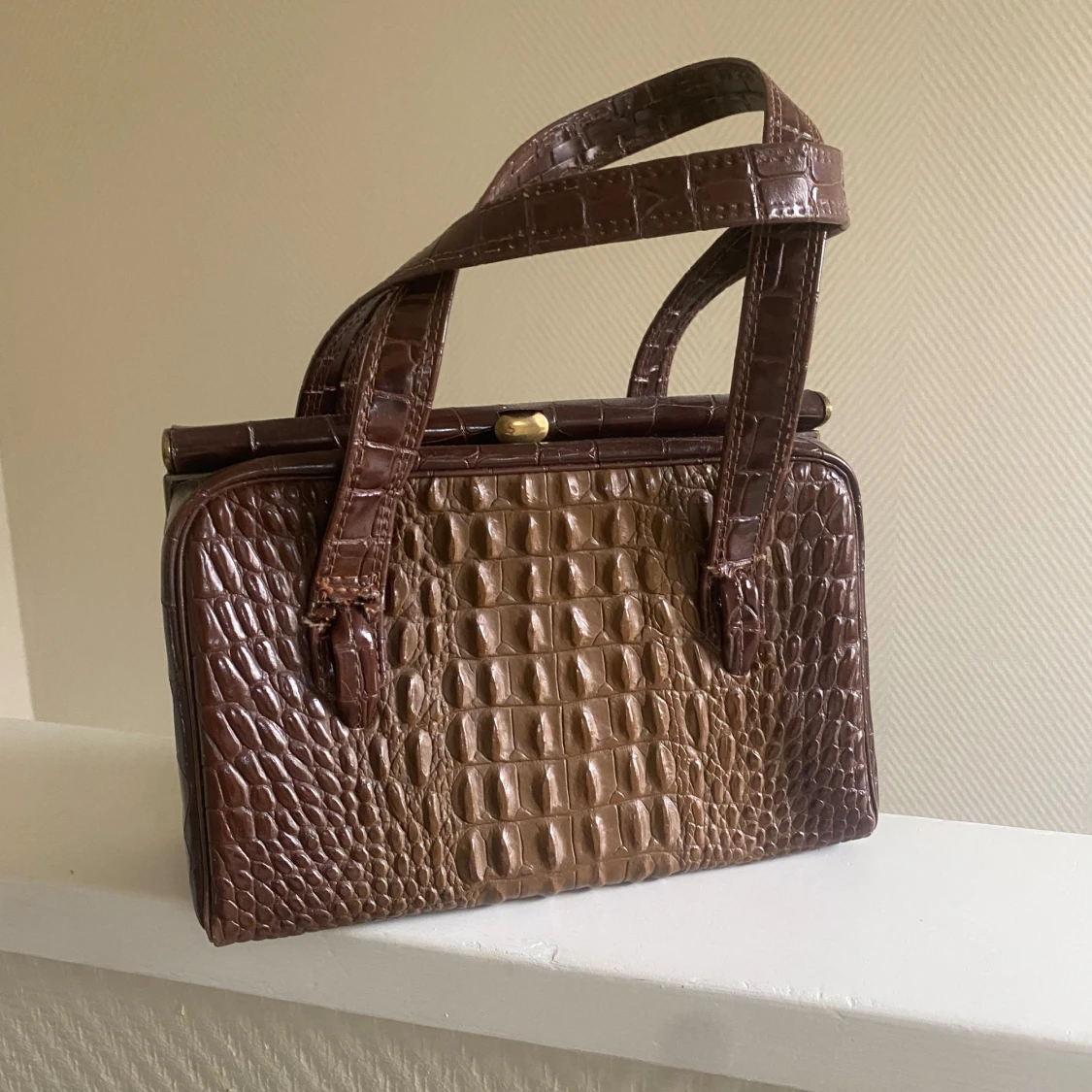Brun krokodilpräglad handväska - 90