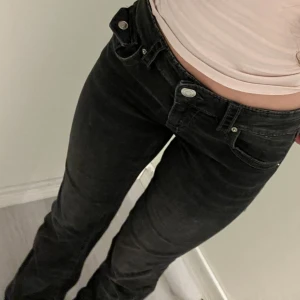 Lågmidjade jeans  - Fina Lågmidjade jeans från Gina tricot young! Flare/bootcut passform. Passar bra i längd på mig som är 157cm. Storlek 158. Fint skick! Säljes då de ej kommer till användning 💞